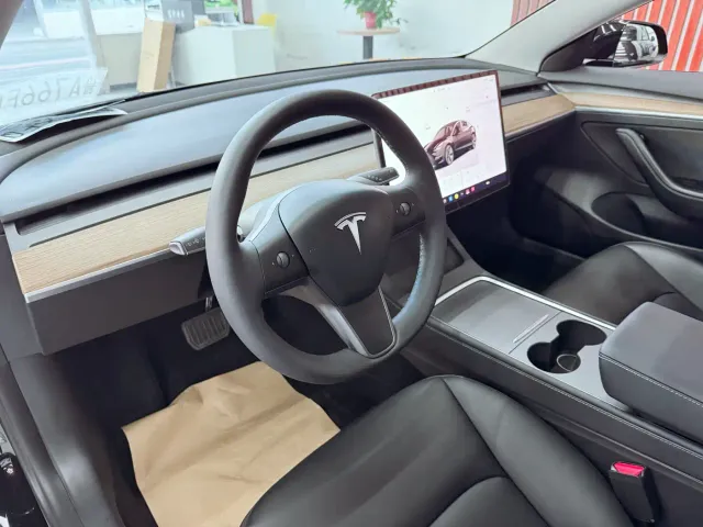 Tesla Model 3 — Фото автомобиля 15