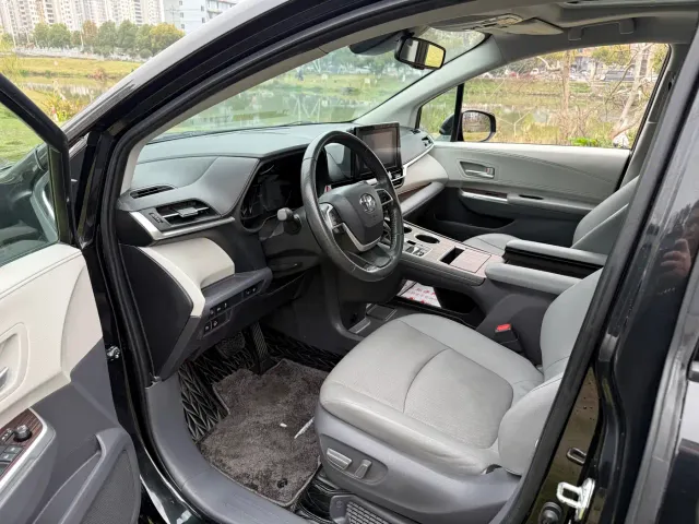 Toyota Sienna — Фото автомобиля 7