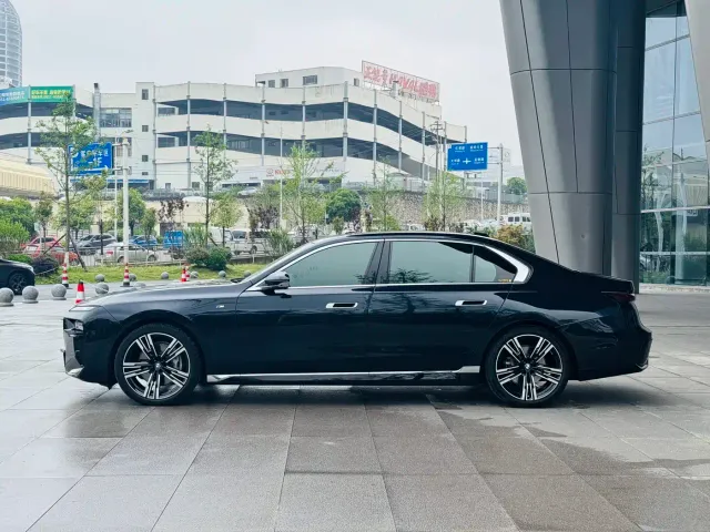 BMW 7 Series — Фото автомобиля 3