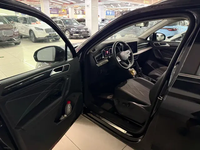Volkswagen Tiguan L — Фото автомобиля 4