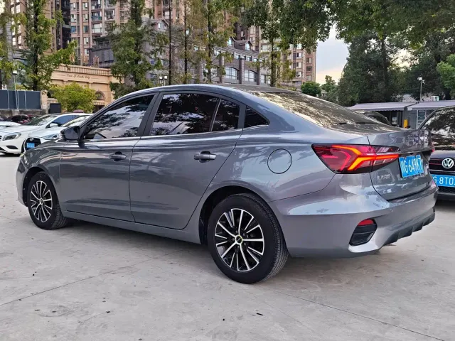 Roewe i5 — Фото автомобиля 12