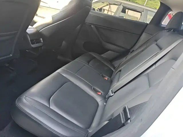 Tesla Model Y — Фото автомобиля 16