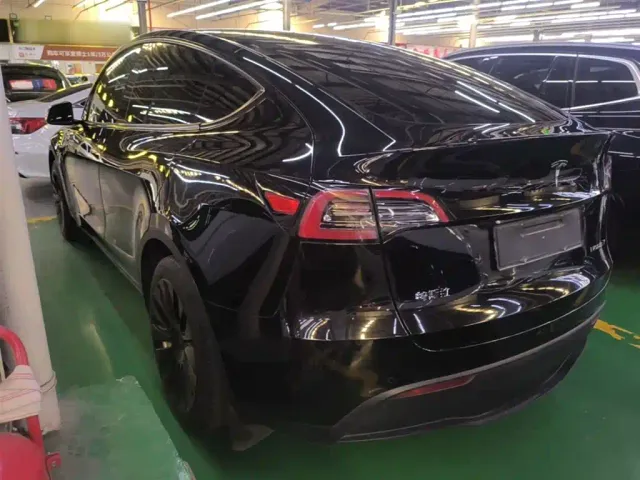 Tesla Model Y — Фото автомобиля 4