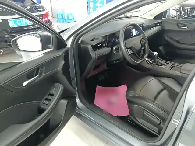Roewe i5 — Фото автомобиля 15