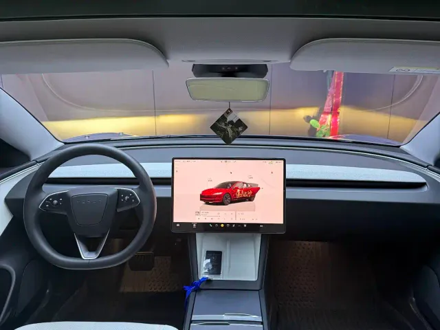 Tesla Model 3 — Фото автомобиля 5