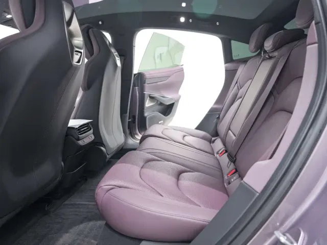 Xiaomi SU7 — Фото автомобиля 24
