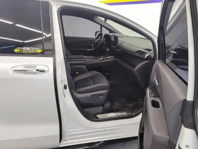 Toyota Sienna — Фото автомобиля 8