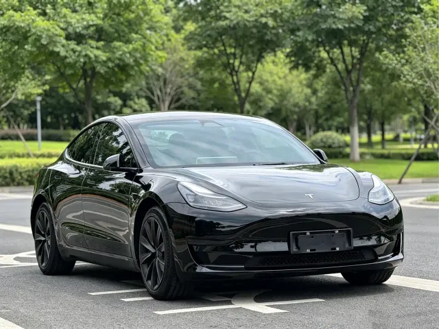 Tesla Model 3 — Фото автомобиля 3