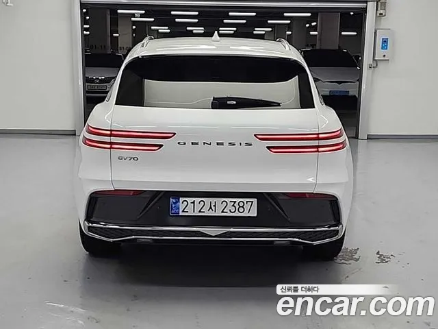 Genesis GV70 2.5T Бензин 2WD — Фото автомобиля 3