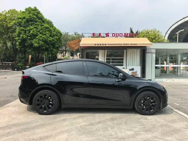 Tesla Model Y — Фото автомобиля 5