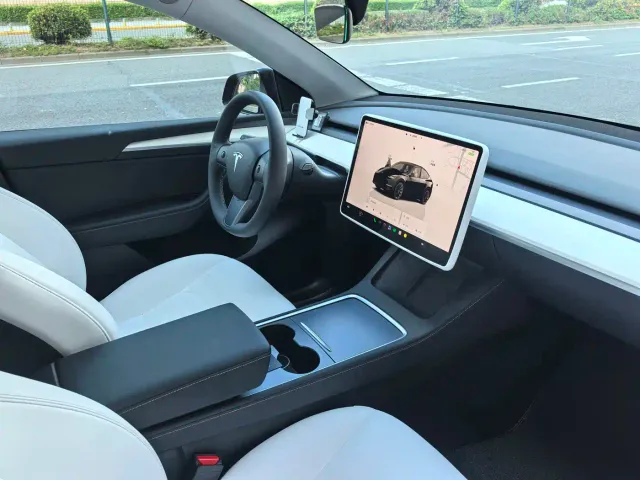 Tesla Model Y — Фото автомобиля 8
