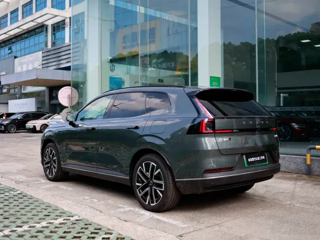 Volvo XC70 Plug-in Hybrid — Фото автомобиля 13