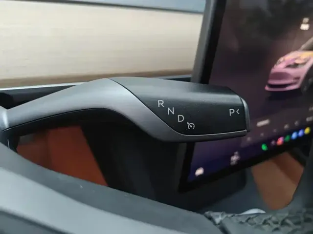 Tesla Model 3 — Фото автомобиля 16