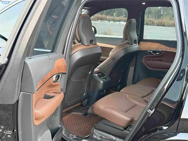 Volvo XC90 — Фото автомобиля 8