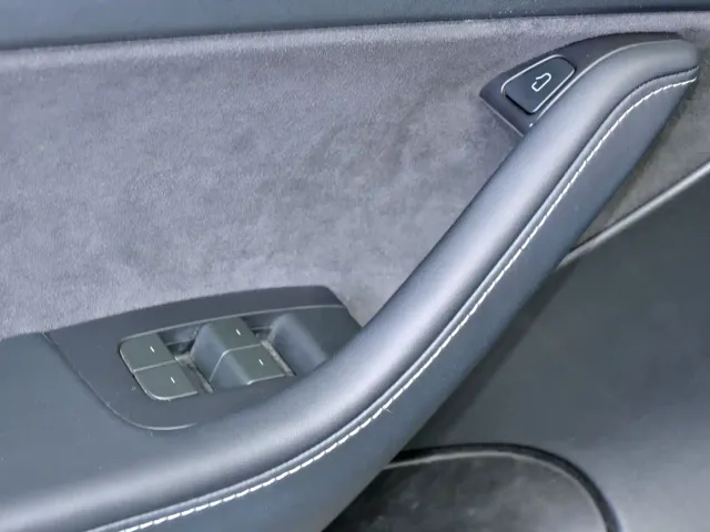 Tesla Model Y — Фото автомобиля 12