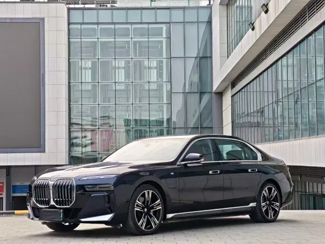 Фотография автомобиля — BMW i7