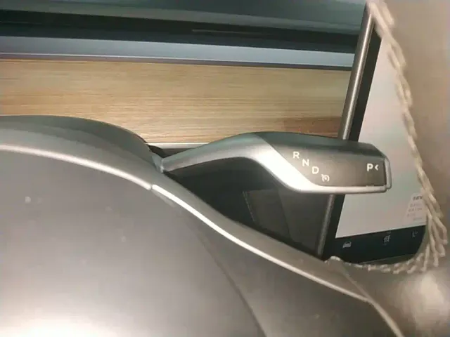 Tesla Model 3 — Фото автомобиля 13