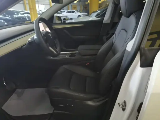 Tesla Model Y — Фото автомобиля 14
