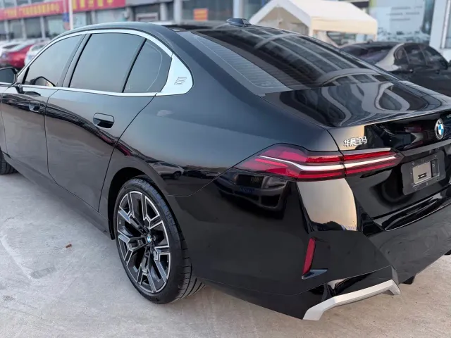 BMW 5 Series — Фото автомобиля 12
