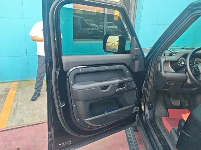 Land Rover Defender — Фото автомобиля 7