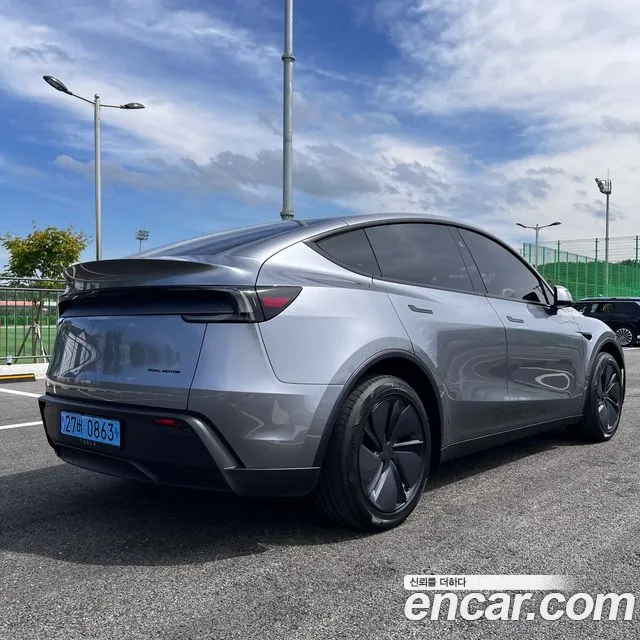 Tesla Model Y — Фото автомобиля 11