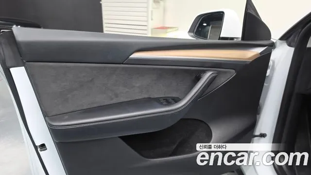 Tesla Model Y — Фото автомобиля 23