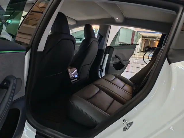 Tesla Model 3 — Фото автомобиля 5