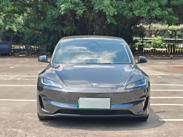 Tesla Model 3 — Фото автомобиля 2