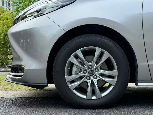 Toyota Sienna — Фото автомобиля 16