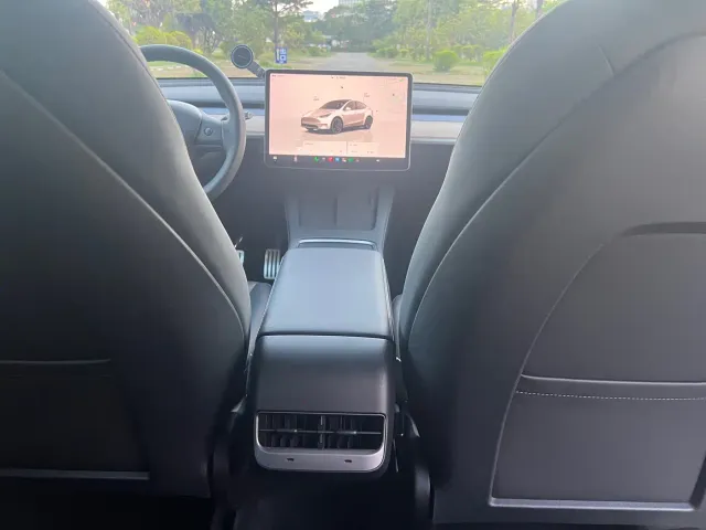 Tesla Model Y — Фото автомобиля 13