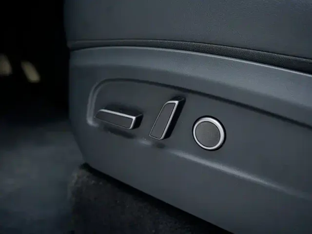 Tesla Model Y — Фото автомобиля 18