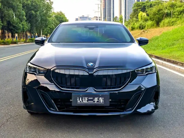 BMW 5 Series — Фото автомобиля 2