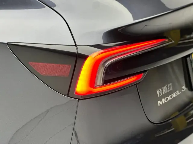Tesla Model 3 — Фото автомобиля 16