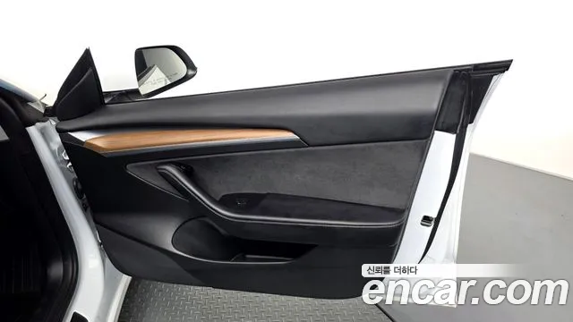 Tesla Model 3 — Фото автомобиля 13