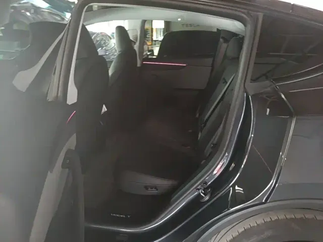 Tesla Model Y — Фото автомобиля 16
