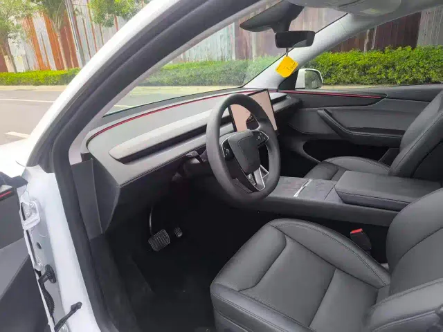 Tesla Model Y — Фото автомобиля 9