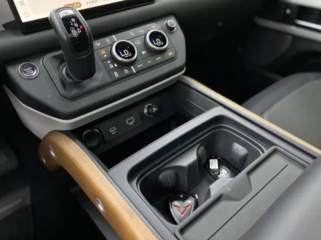 Land Rover Defender — Фото автомобиля 16