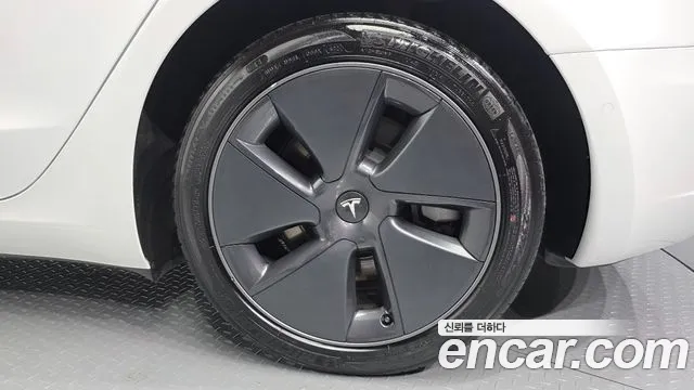 Tesla Model 3 — Фото автомобиля 18