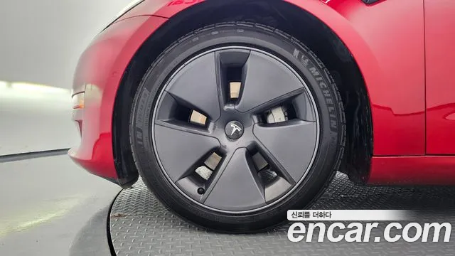 Tesla Model 3 — Фото автомобиля 5