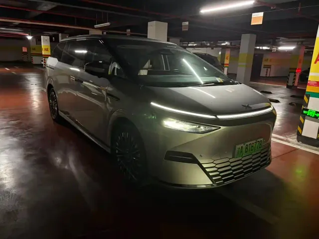 Xpeng X9 — Фото автомобиля 3