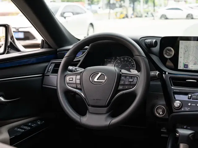 Lexus ES — Фото автомобиля 14