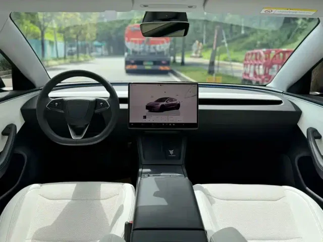 Tesla Model 3 — Фото автомобиля 4