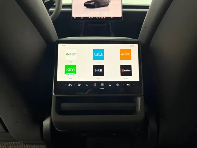 Tesla Model Y — Фото автомобиля 16