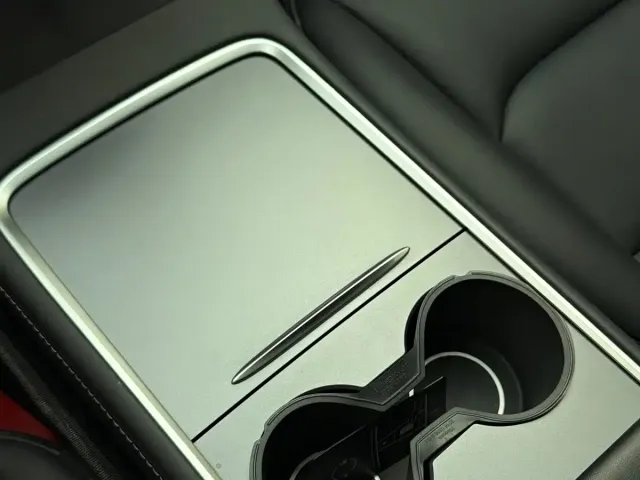 Tesla Model Y — Фото автомобиля 13