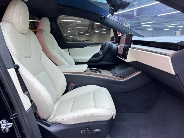 Tesla Model X — Фото автомобиля 17