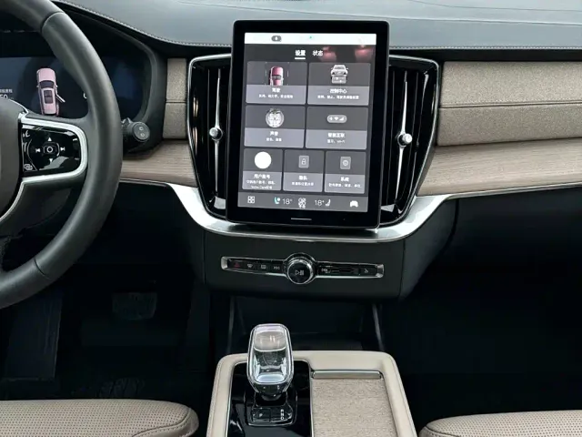 Volvo XC90 — Фото автомобиля 23