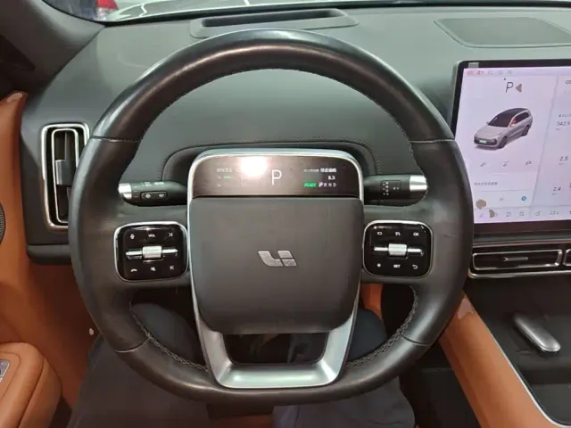 Li Auto L8 — Фото автомобиля 10