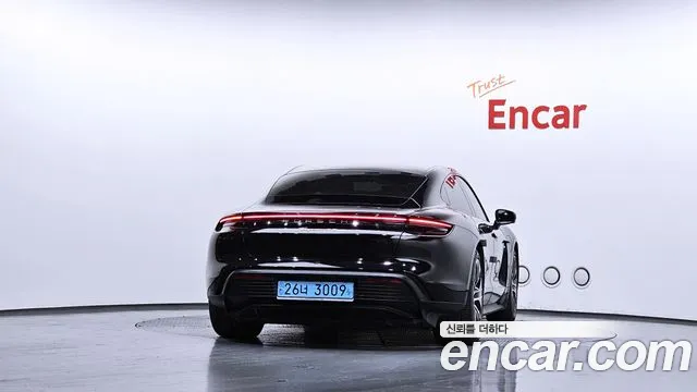 Porsche Taycan — Фото автомобиля 3