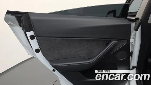 Tesla Model Y — Фото автомобиля 24
