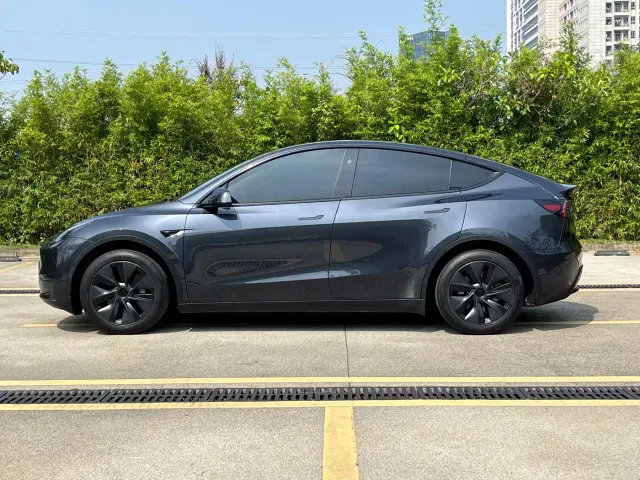 Tesla Model Y — Фото автомобиля 16